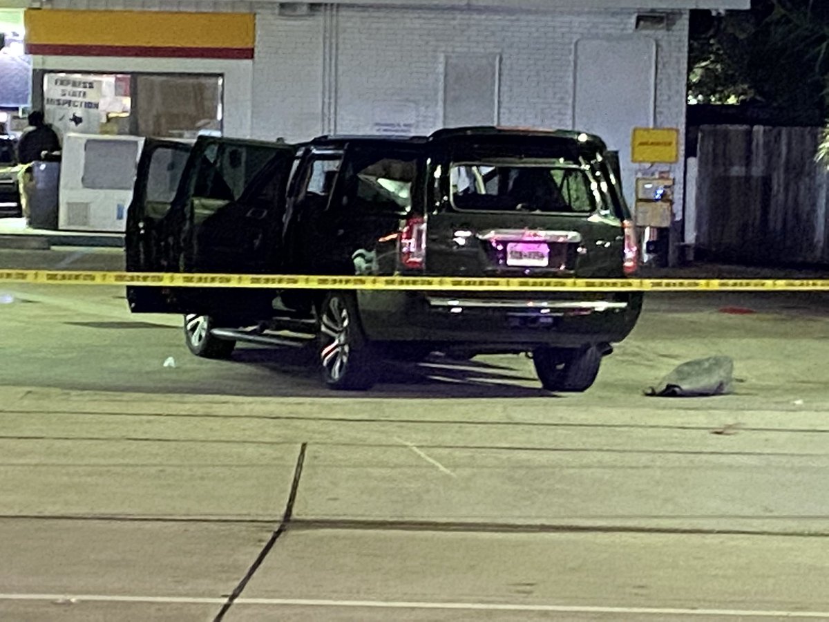 At least 2 people shot at this Shell gas station on Holcombe and Greenbriar in the Texas Medical Center. The back and right rear window of the SUV shot out.   