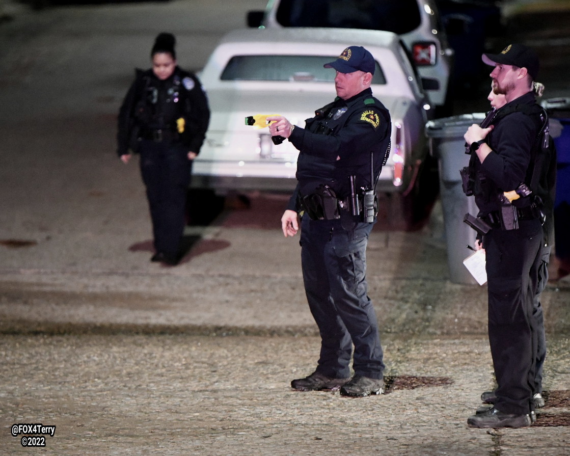 @DallasPD homicide detectives on scene in South Dallas where a man has been found shot to death in his home.