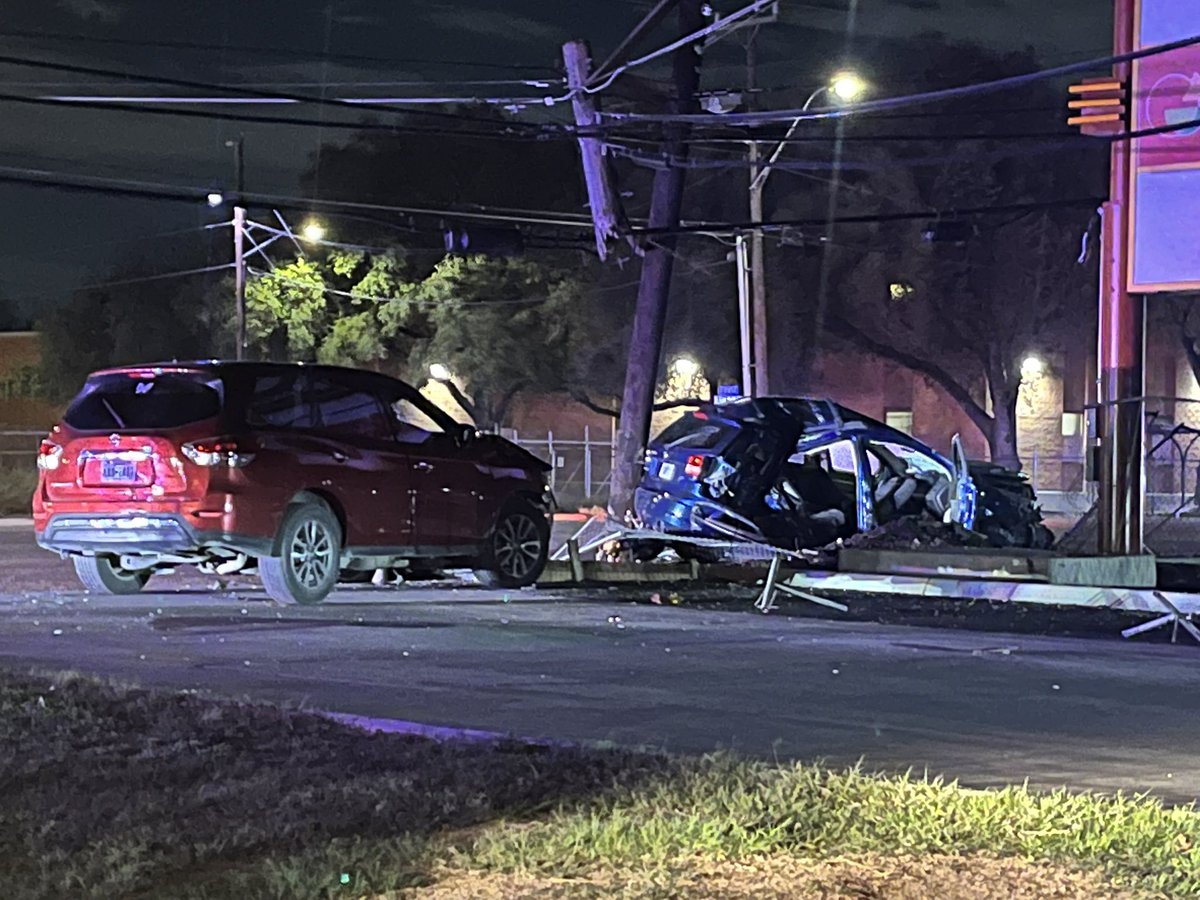 1 dead & 5 people seriously injured in a wreck on General McMullen and  San Judas @SATXPolice are trying to determine what happened. Children were injured in the crash