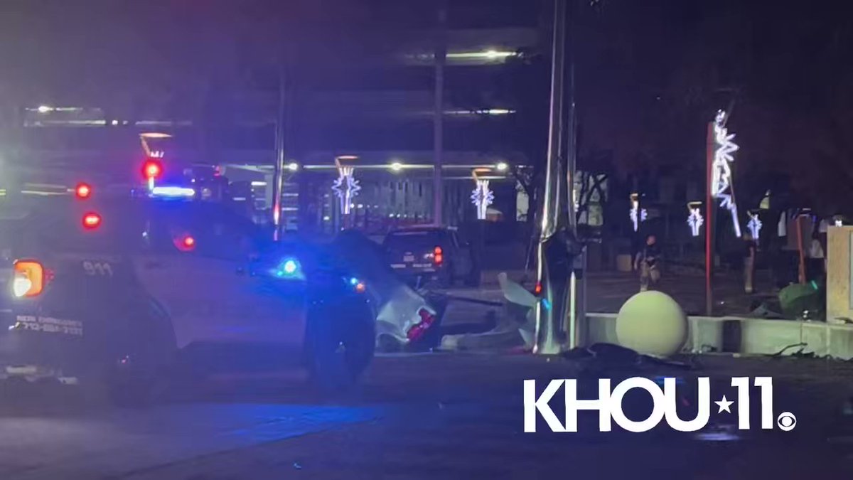 @houstonpolice have Sage and Alabama blocked off in the Galleria area. A police chase of a suspect in a stolen truck, ends with him crashing into a pole, causing the vehicle to catch fire.