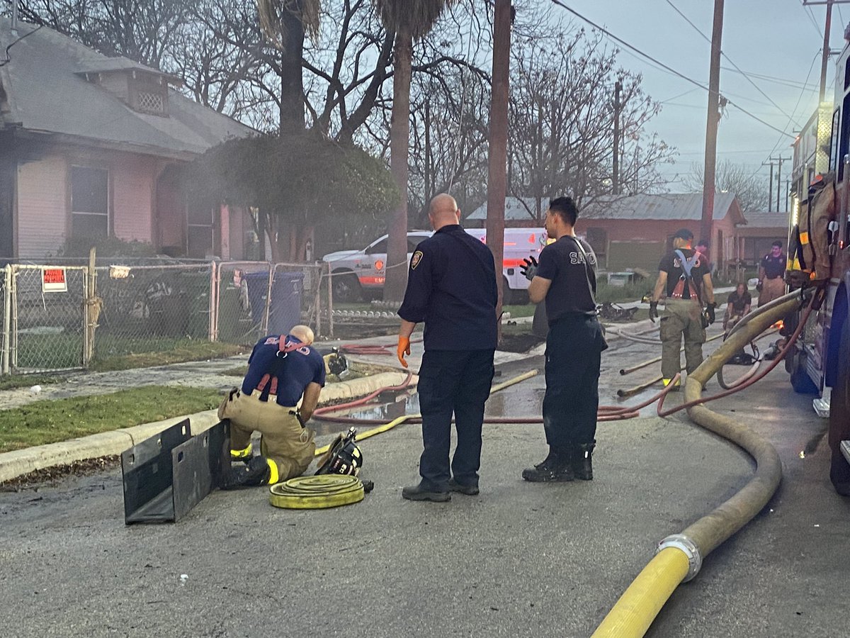 @SATXFire off W. Highland and Roosevelt South of downtown. One home burned and two others were damaged. Arson investigators are looking into the cause  