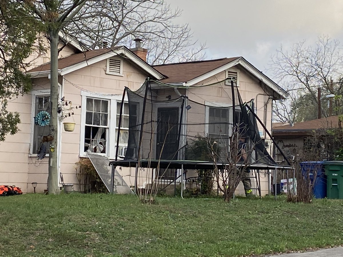 @SATXFire respond to house fire off Mason East of downtown. Investigators looking into the cause 