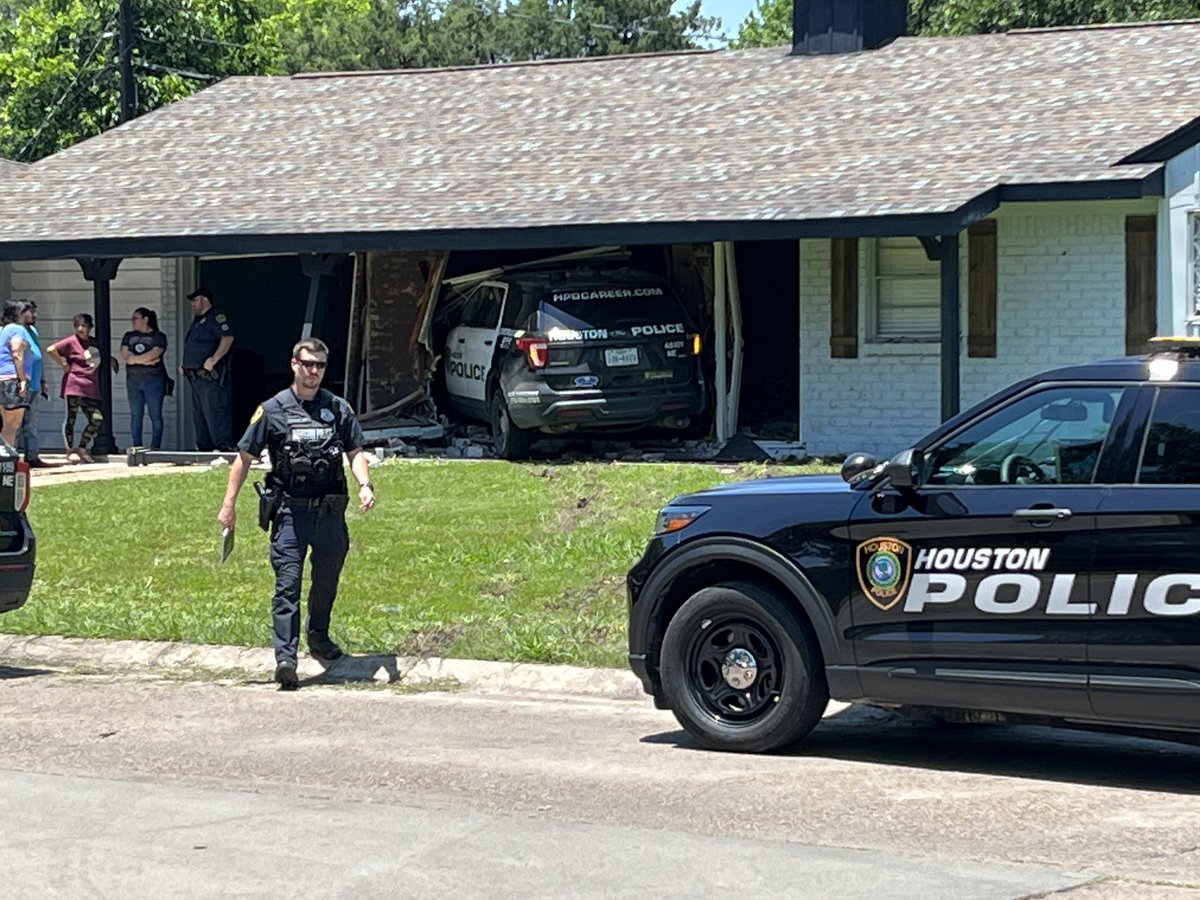 Houston police were involved in a chase this morning that ended with both the HPD cruiser and car being pursued in homes. No injuries. HPD tells their FLOCK cameras pinged the civilian car as possibly being involved in a robbery, which is why they originally engaged