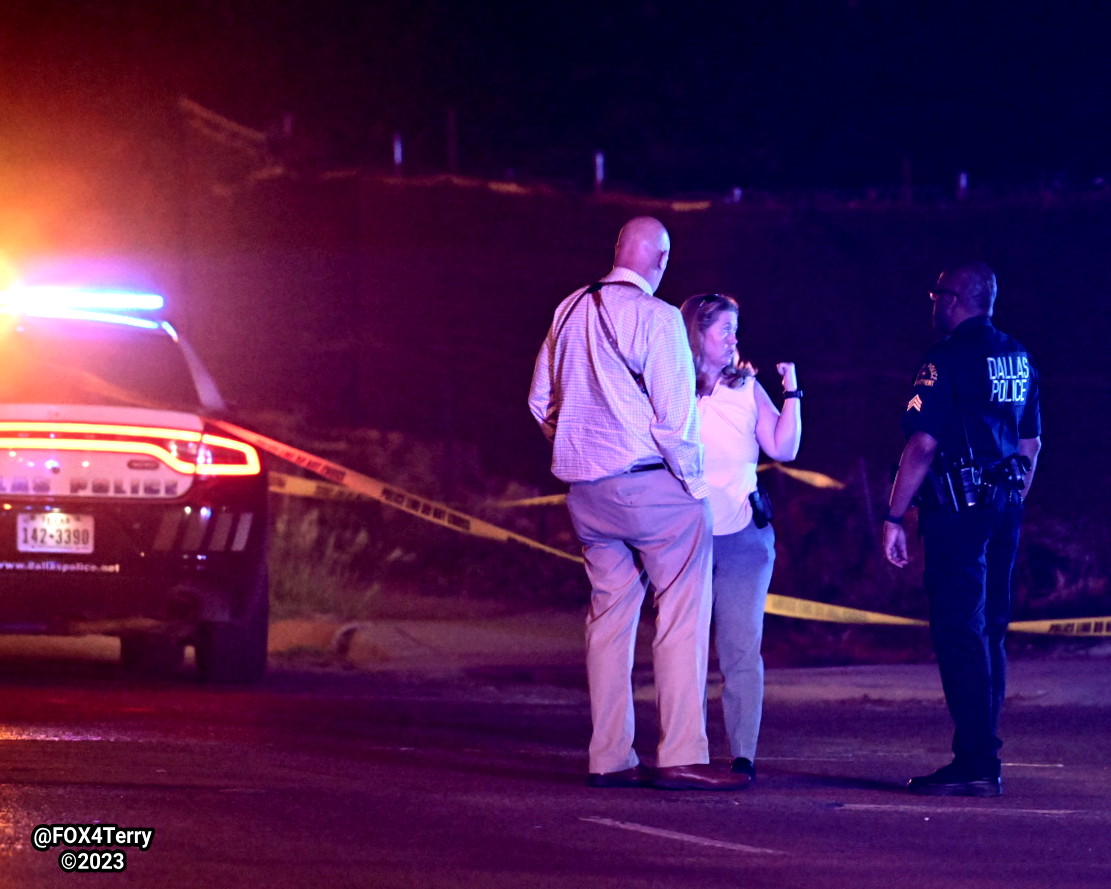 @DallasPD searching for a killer after a man is shot to death in OakCliff.