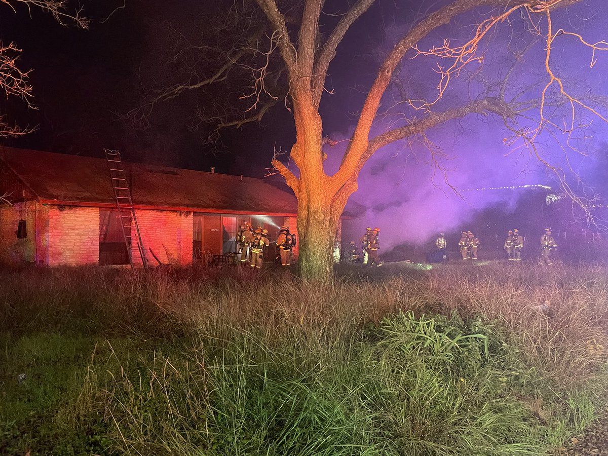 Crews onscene with a working structure fire in the 500 blk of Kemp St. Avoid the area. Fire has been knocked down as crews work to remove smoke and extinguish hot spots. No injuries reported