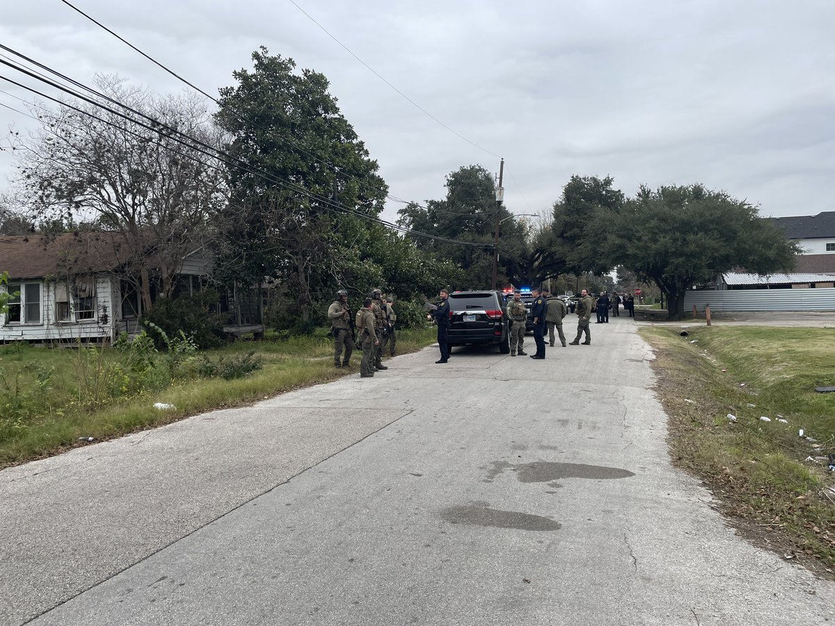 HPD Commanders and PIO are at 3200 Wayne where a suspect fired shots at officers during a narcotics investigation.  No one was struck or injured.  No officers discharged their weapons.