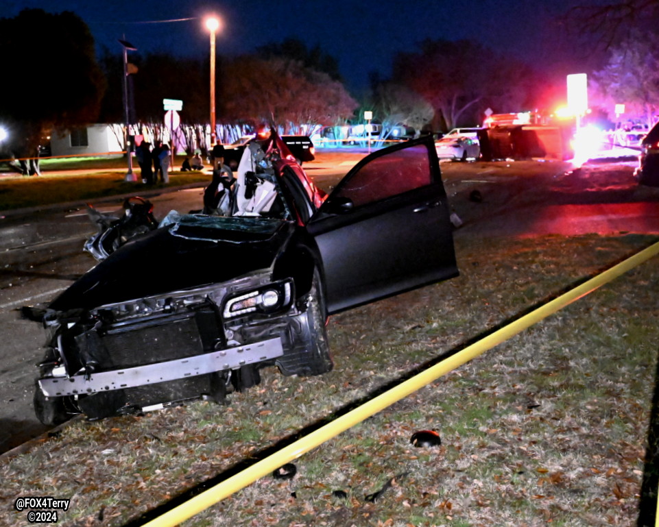 @DallasPD on scene of a deadly crash along Centerville Rd in Far East Dallas. 