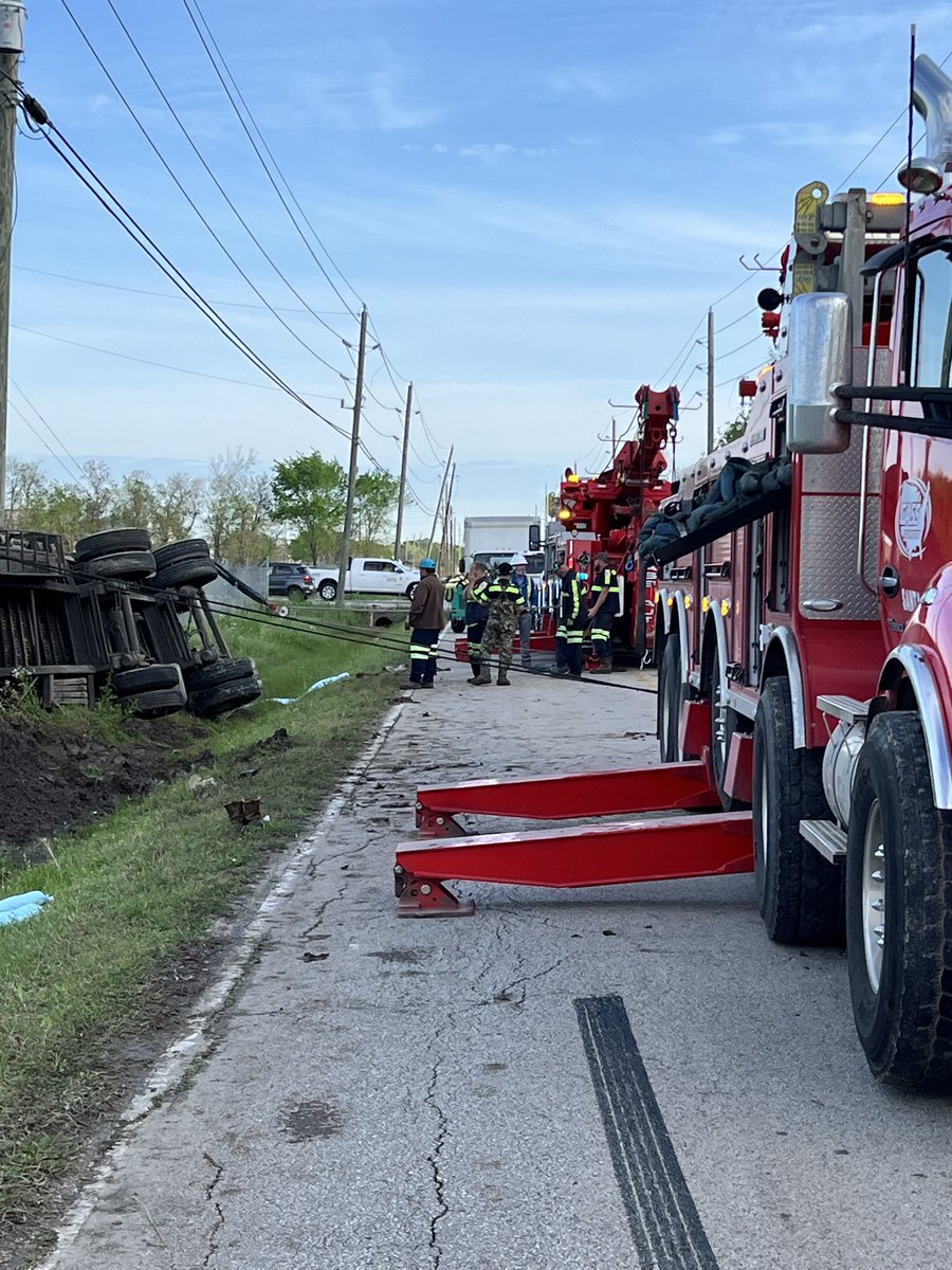 @HCSOTexas units are still on-scene of a major crash involving an 18-wheeler at 7000 Miller Road 2. Hazmat has responded due to fluids leaking from the truck. One female has been transported in fair condition. 