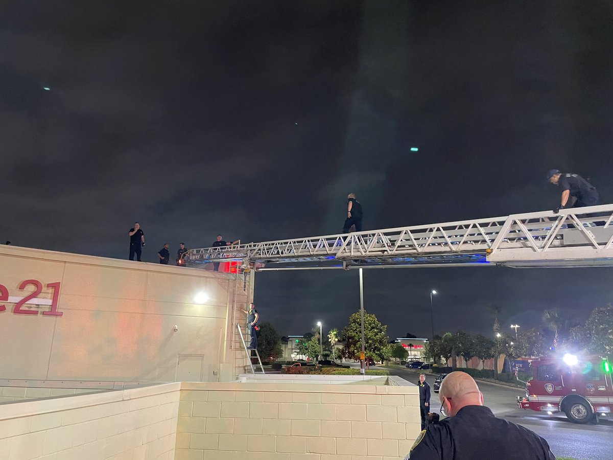 suspect off the roof when he became combative. @HoustonFire 202 North officers, K9 and FOX have a suspect in custody 4400 North Freeway. Male was on the roof of a strip center throwing items at people and cars. He then started tearing up air and refrigeration units. HFD responded to the location and assisted officers in getting on the roof