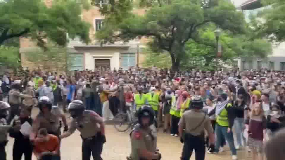 Police clash with pro-Palestinian protesters in Texas University in Austin