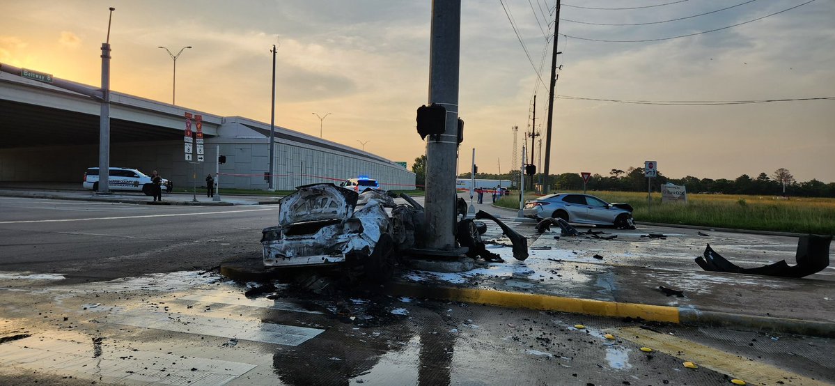@HCSOTexas units responded to a fatal crash at 9999 E. Sam Houston Pkwy N at Little York. It appears two vehicles, both likely traveling at a high rate of speed, when one ran a red light colliding into the other, causing it to strike a light pole.