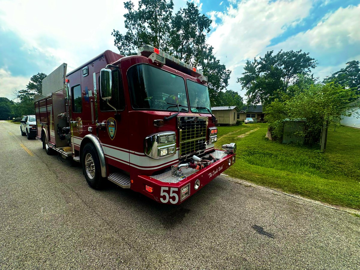 @HoustonFire is on scene at 3610 Thistle St. The house fire has been extinguished. Unfortunately there was one civilian fatality. HFD Arson is investigating the cause of the fire. Please avoid the area due to heavy emergency traffic