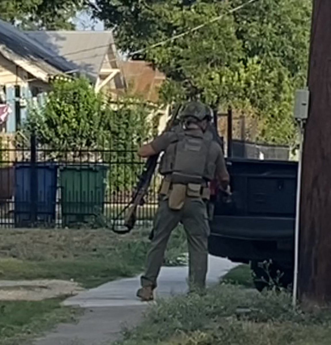 @SATXPolice say shooting suspect is now in custody after more than 5 hour standoff at home off Taft near 90. Chief says suspect was hiding in attic covered in clothing, and sweaters to conceal himself