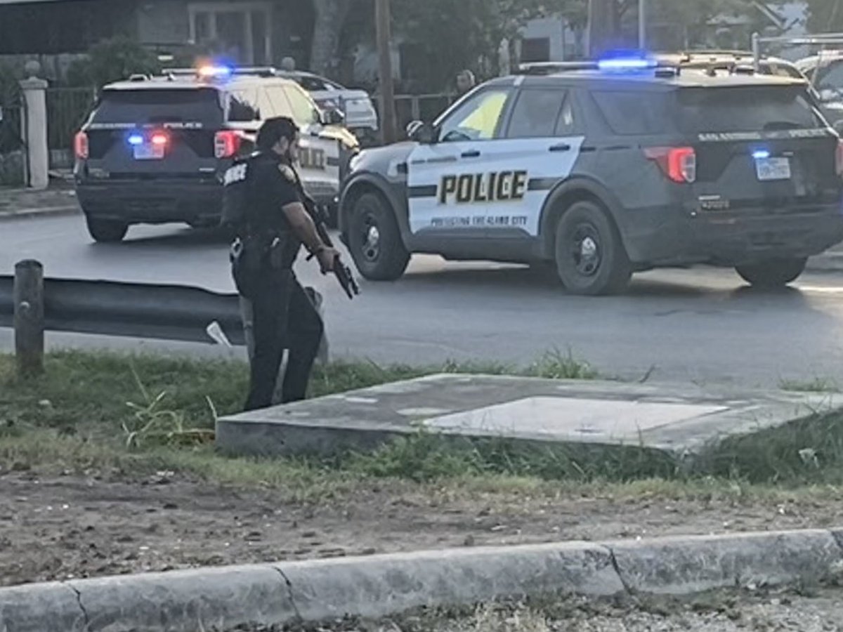 @SATXPolice say shooting suspect is now in custody after more than 5 hour standoff at home off Taft near 90. Chief says suspect was hiding in attic covered in clothing, and sweaters to conceal himself