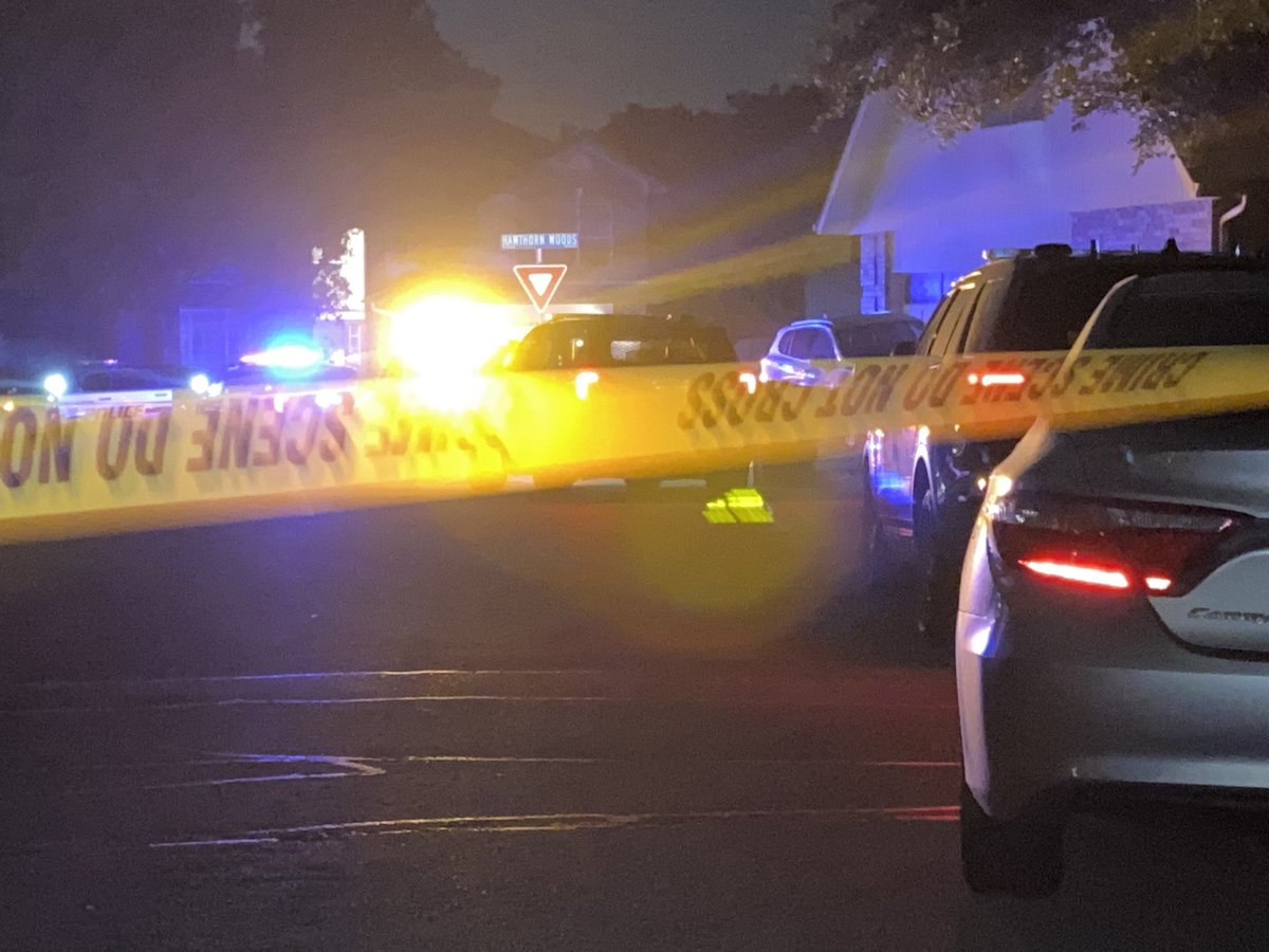 Deadly shooting leads to standoff off Hawthorn Woods near Lockhill Selma. @SATXPolice say one man is dead in driveway across the street where possible barricaded suspects remain.