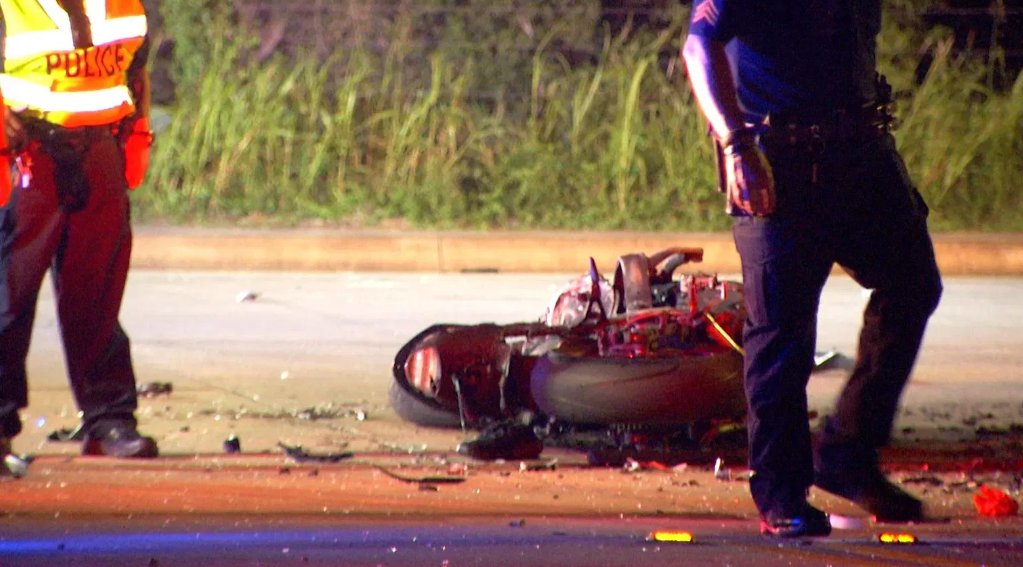 Teenager is dead after crashing his motorcycle into a vehicle on the North Side