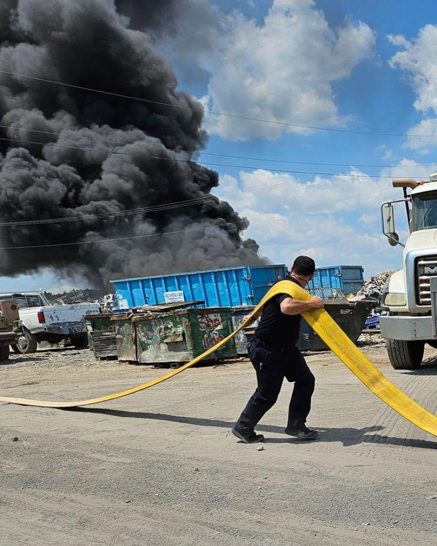 ATCEMS is on scene of a large trash fire in the 10500 block of Decker Ln, supporting firefighting efforts by @tcesd12 and TCESD 2. No patients or injuries have been reported thus far, this thread will be updated if that changes.