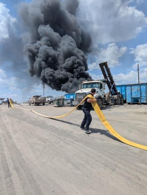 ATCEMS is on scene of a large trash fire in the 10500 block of Decker Ln, supporting firefighting efforts by @tcesd12 and TCESD 2. No patients or injuries have been reported thus far, this thread will be updated if that changes. 