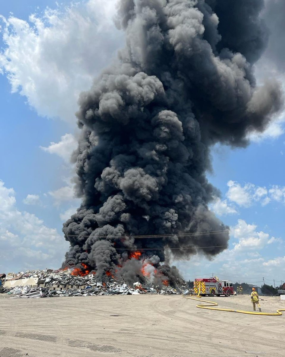 ATCEMS is on scene of a large trash fire in the 10500 block of Decker Ln, supporting firefighting efforts by @tcesd12 and TCESD 2. No patients or injuries have been reported thus far, this thread will be updated if that changes. 