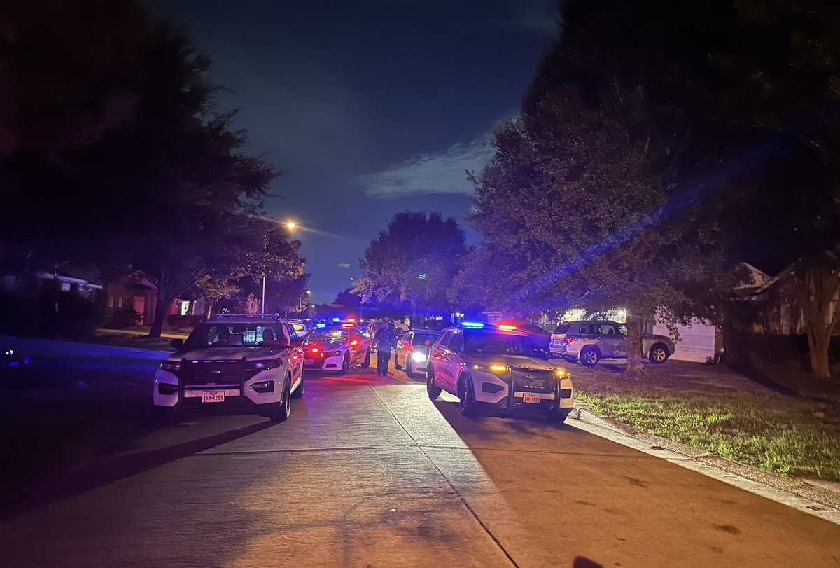 Heavy police presence in the 4900 block of Winding View Lane.Constable Deputies are investigating a shooting at the location. A male victim was shot and was transported to a local hospital.  Investigation on scene continues