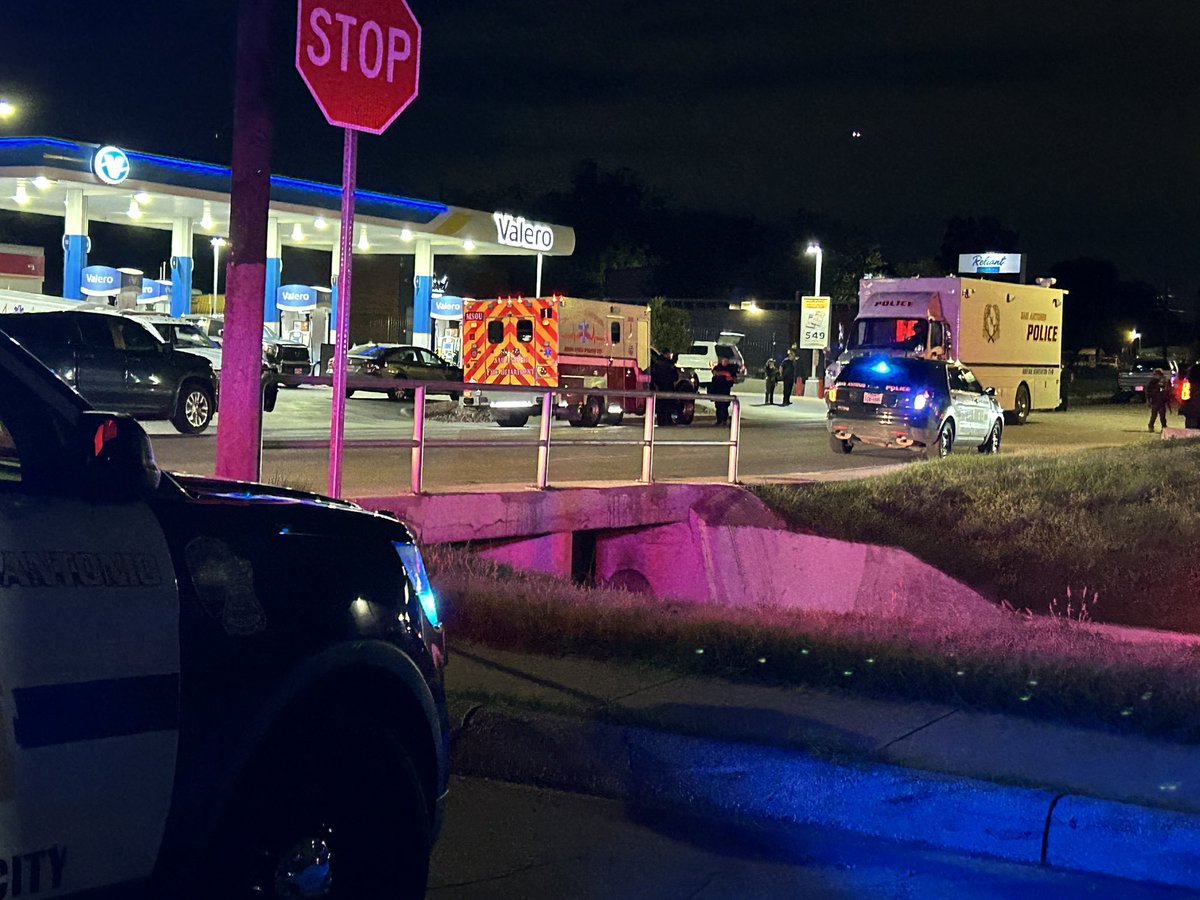 @SATXPolice on scene of standoff. Man with felony warrant won’t get out of his vehicle off Fresno and Capitol Avenue.  