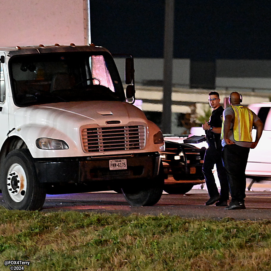 @Dallas_Sheriff deputies. A car vs pole fatal crash occured along SB Stemmons Frwy near Wycliff. Currently they're working a pedestrian struck fatality crash on WB E RL Thornton Frwy at Buckner Blvd. 