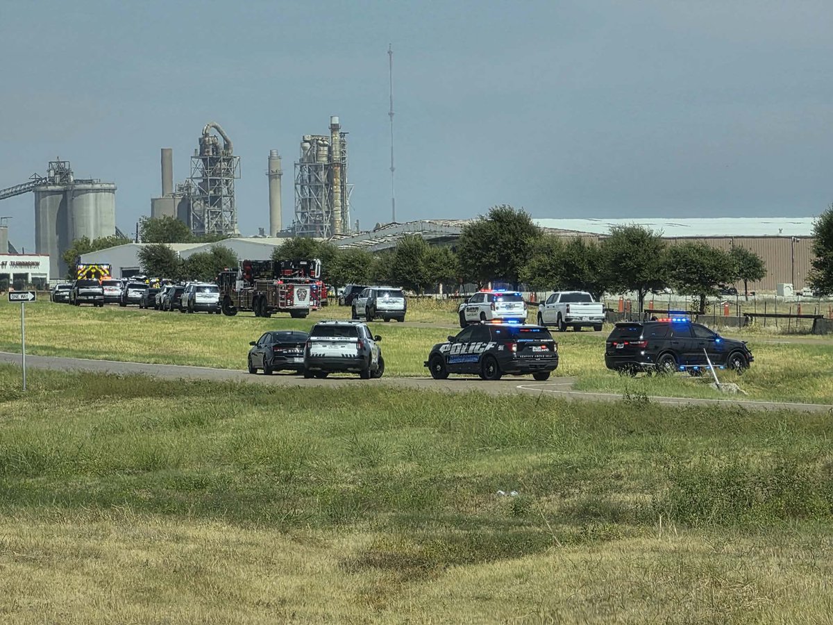 Dallas Police officers located a suspect known to have warrants in the 9600 block of Walnut Street. The preliminary investigation determined that officers attempted to stop the suspect, the suspect sped off